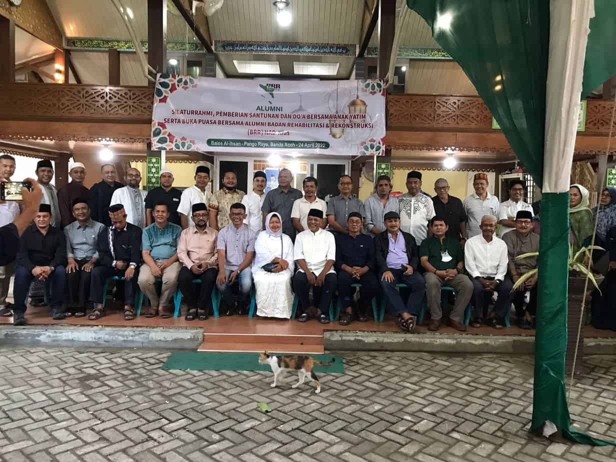 Puluhan professional yang tergabung dalam Alumni Pegiat Rehab-Rekon Aceh Nias (Alumni BRR), menggelar silaturrahmi, pemberian santunan, doa dan buka bersama, di Balee Ihsan, Banda Aceh. (Foto: Dok.Ist)