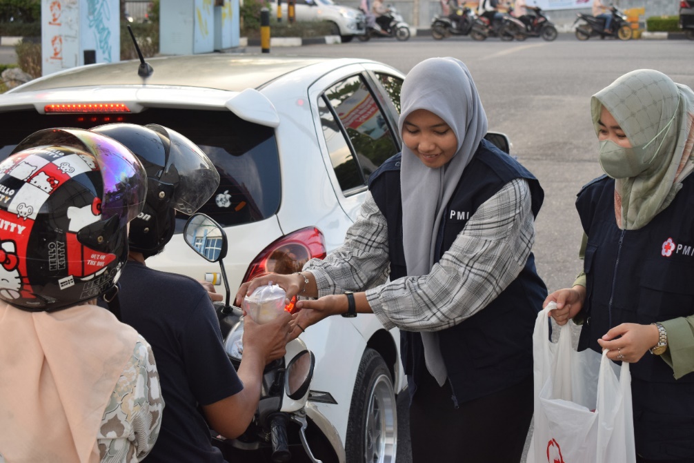 Relawan KSR Markas PMI Banda Aceh Berbagi Takjil untuk Pengguna Jalan