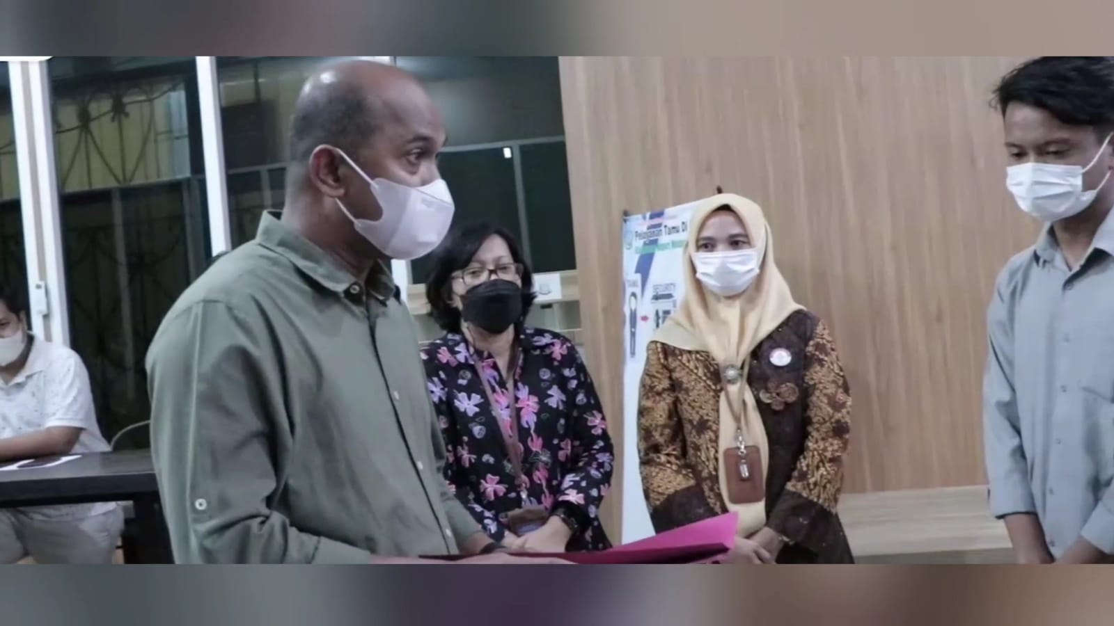 Kajari Medan, Teuku Rahmatsyah memberikan surat penghentian penuntutan berdasarkan RJ kepada para tersangka. (Foto/Istimewa)