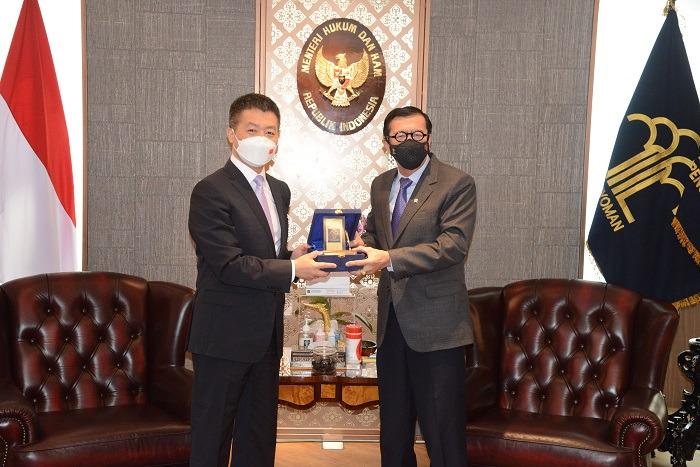 Menteri Hukum dan HAM RI Prof. Yassona H Laoly saat menerima Duta Besar China untuk Indonesia Lu Kang diruang kerjanya, rabu (27/4/2022).