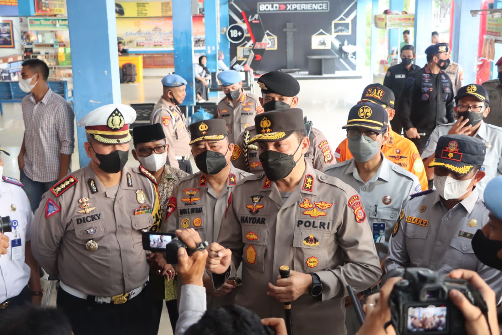 Kapolda Aceh Irjen Ahmad Haydar, saat meninjau pos pengamanan lebaran di Terminal Bus Batoh, Kota Banda Aceh, Sabtu, 30 April 2022. (Foto: Dok.Ist)