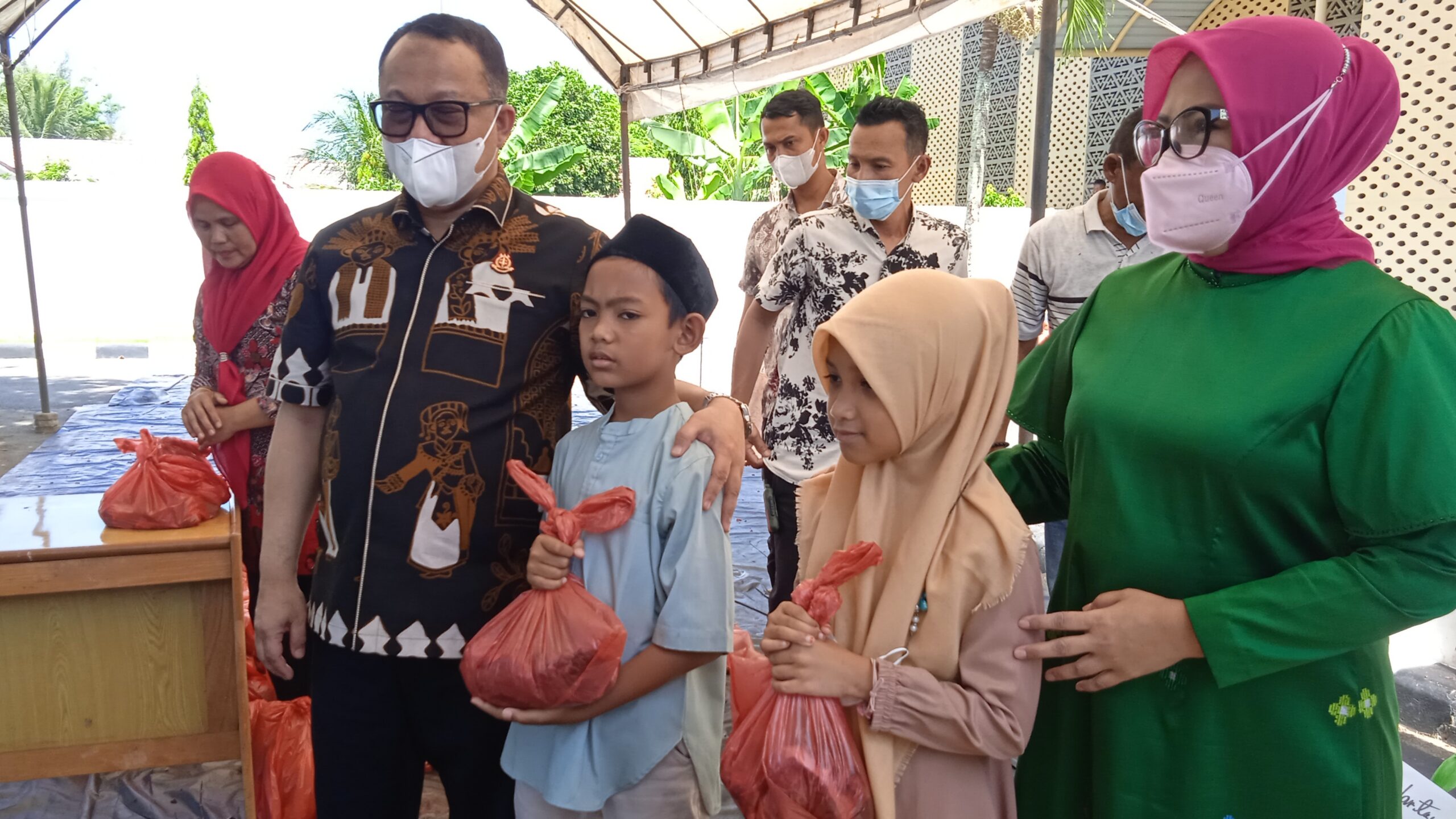 Kajati Aceh, Bambang Bachtiar saat menyerahkan santunan kepada anak yatim di Kantor Kajati Aceh, Jum'at (1/4/2022). FOTO: Nukilan/Wanda.