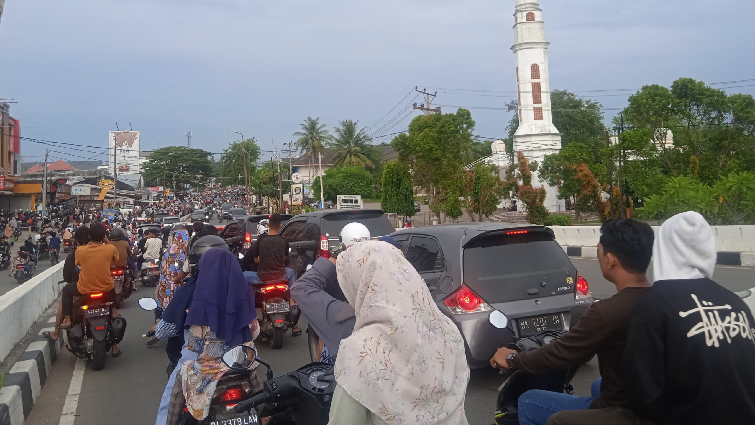 Kemacetan yang terjadi di kawasan pasar takjil  Kopelma Darussalam, Banda Aceh, Minggu (3/4/2022). Foto: Nukilan/Wanda.