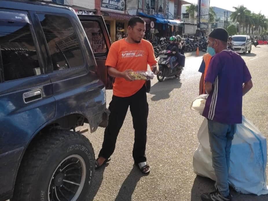 VES ATR Berbagi Sembako Pada Abang Becak dan Juru Parkir di Banda Aceh