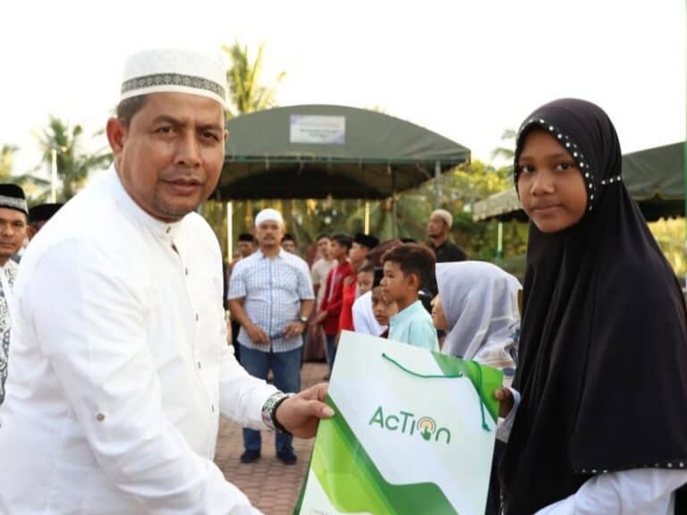 Direktur Dana dan Jasa Bank Aceh, Amal Hasan saat memberikan santunan kepada anak yatim dalam acara Saweu Syedara di Masjid Tuha, Indrapuri, Aceh Besar. Sabtu (16/4/2022). Foto: Humas
