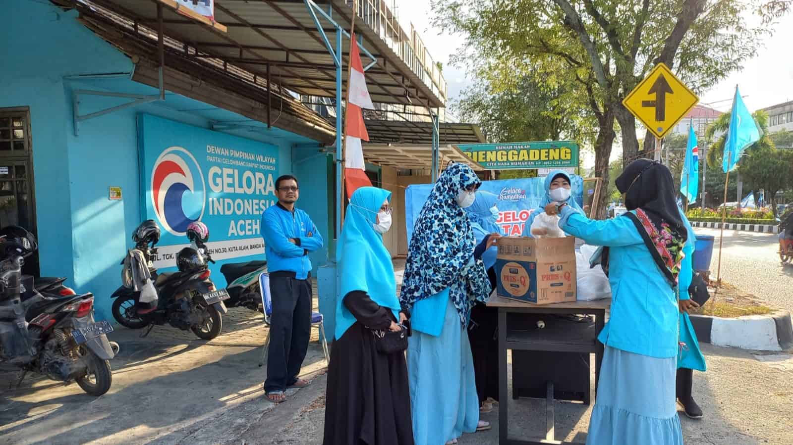 Partai Gelora Aceh Berbagi Takjil untuk Warga di Banda Aceh