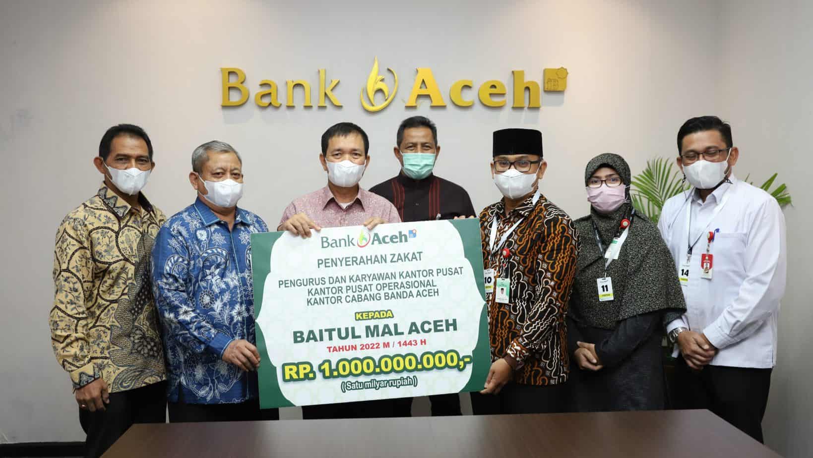 Direktur Utama Bank Aceh, Haizir Sulaiman, didampingi Direktur Operasional Bank Aceh, lazuardi, Direktur Dana dan Jasa, Amal Hasan, Direktur Kepatuhan Yusmal Diansyah, menyerahkan zakat secara simbolis kepada Kepala Baitu Mal Aceh,Huhammad Haikal, Jumat (22/04/2022), di Kantor Pusat Bank Aceh, Banda Aceh.