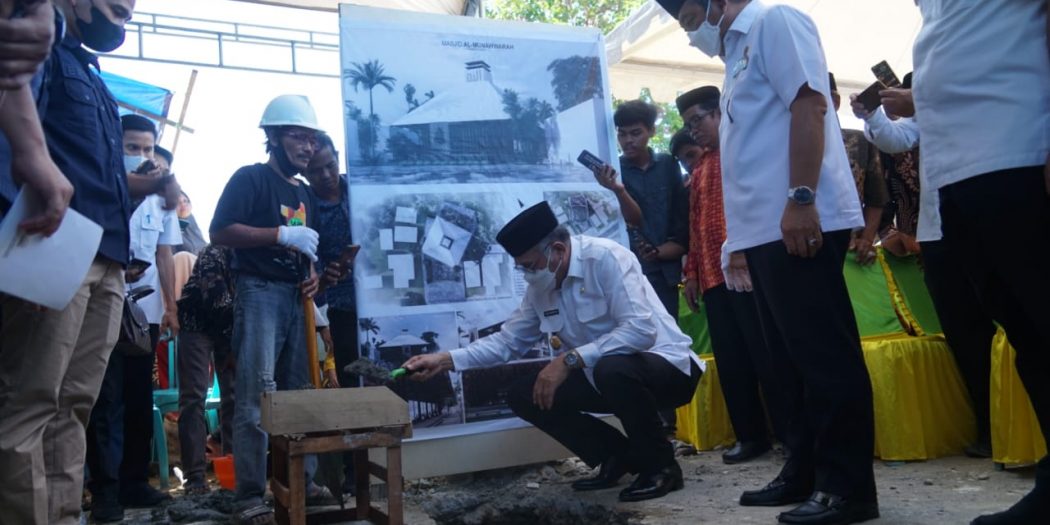 Gubernur Aceh Ir. H. Nova Iriansyah, MT didampingi Gubernur Sumatera Barat Ali Baal Masdar melakukan peletakan batu pertama pembangunan Masjid Al- Munawarah di Te'beng Kelurahan kasambang kec Tapalang kab. Mamuju, Sulawesi Barat, Rabu (6/4/2022). Foto: Humpro.