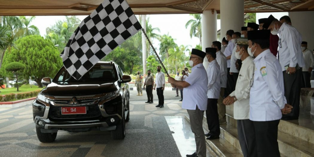 Sekretaris Daerah Aceh, dr. Taqwallah, M.Kes, didamdingi Asisten Administrasi Umum, Dr. Iskandar, AP, S.Sos, M.Si melepakan rombongon kendaraan tim Safari Ramadhan Pemerintah Aceh ke Kabupaten Kota Se-Aceh di Lobi Kantor Gubernur, Banda Aceh, Rabu (6/4/2022). Foto: Humpro.