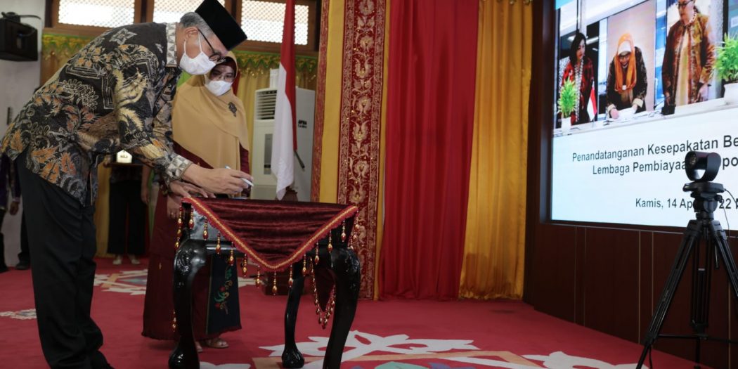 Gubernur Aceh, Ir. H. Nova Iriansyah, MT, melakukan Penandatanganan kerjasama antara Pemerintah Aceh dengan Lembaga Pembiayaan Ekspor Indonesia (LPEI) yang disaksikan langsung oleh Ka.Kanwil (DJKN) Aceh, Syukriah HG, di Meuligoe Gubernur Aceh, Banda Aceh, Kamis, (14/4/2022).