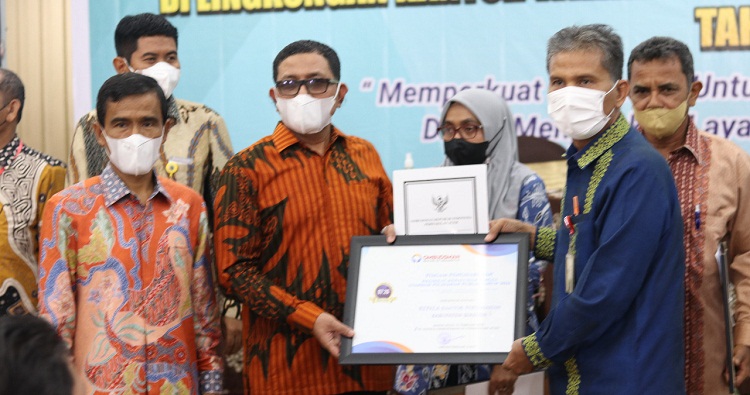 Saat Penyerahan Anugerah Penghargaan Pada 10 BPN di Aceh, (Foto: Dok.Ist)
