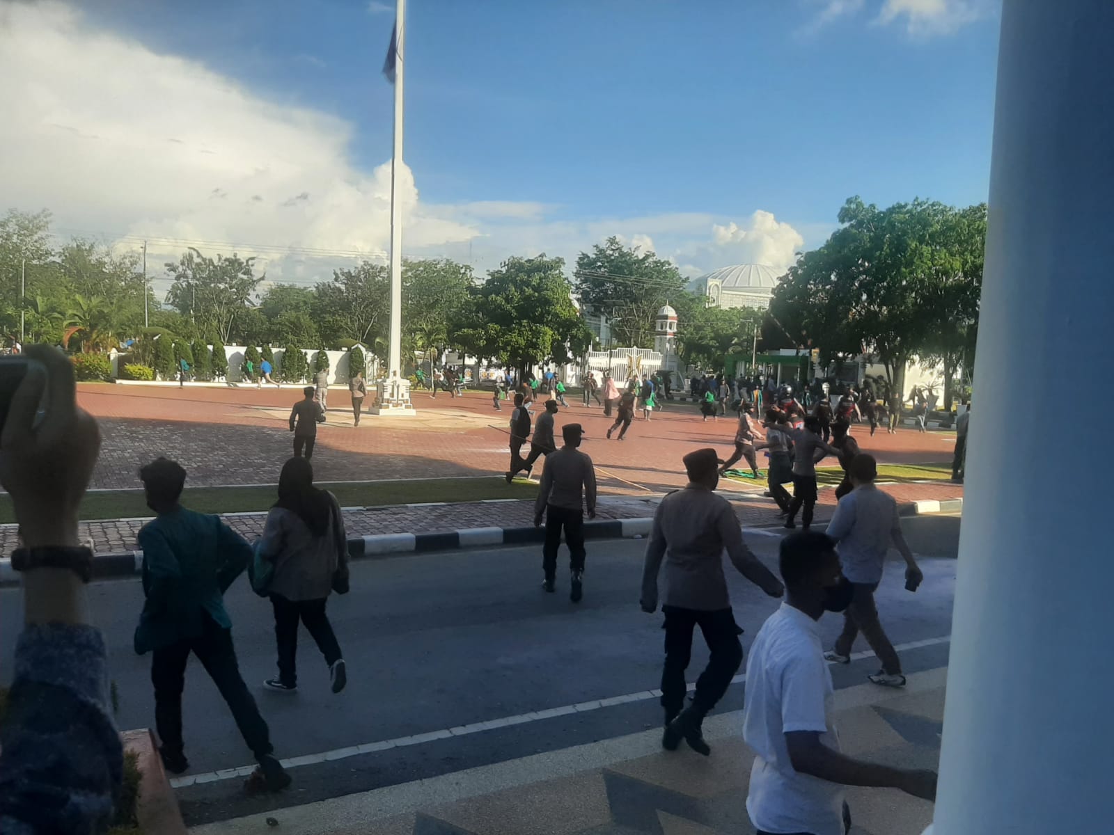 Aksi demonstrasi Front Mahasiswa dan Rakyat Aceh Menggugat di Kantor Gubernur Aceh, Kamis (14/4/2022). Foto: Nukilan/Hadiansyah.