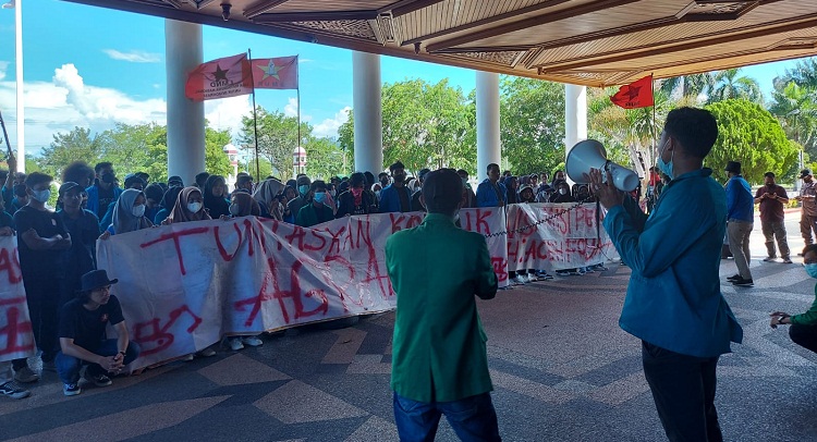 Saat Penyampaian Tuntutan Didepan Kantor Gubernur Aceh, (Foto: Hadiansyah/Nukilan)
