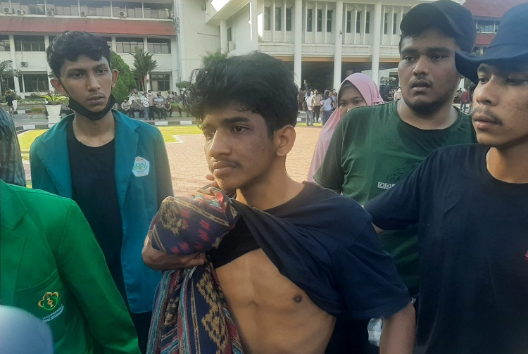 Peserta Aksi didepan Kantor Gubernur Aceh, (Foto: Hadiansyah/Nukilan)
