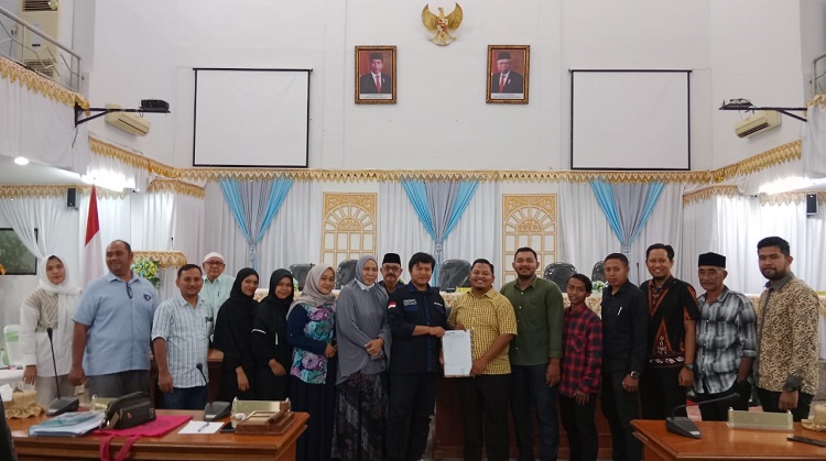 PB IPPEMAS Menyerahkan Petisi Tuntutan pada DPRK Sabang, (Foto: Dok. Ist)
