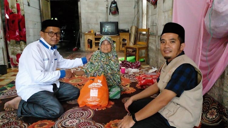 Saat Lazismu Membagikan Paket Sembako ke Kaum Dhuafa di Kabupaten Simeulue