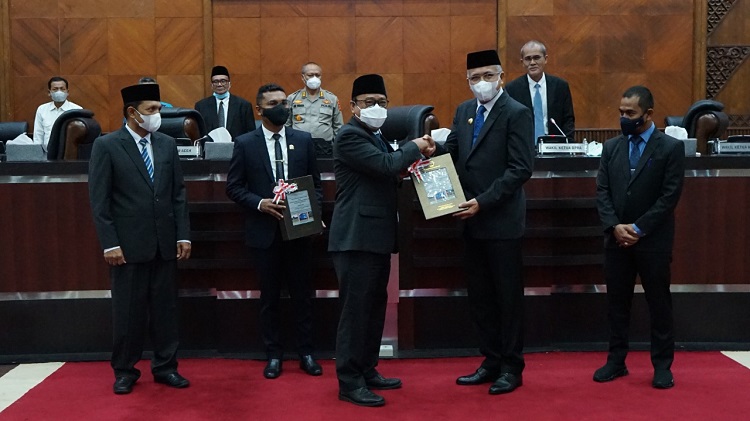Saat Penyerahan LHP-BPK kepada Gubernur Aceh Nova Iriansyah oleh BPK RI Perwakilan Aceh Pemut Aryo Wibowo