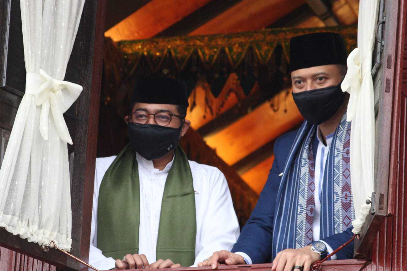 Teuku Riefky Harsya (kiri) Agus Harimurti Yudhoyono (kanan). Foto: Dok.Ist