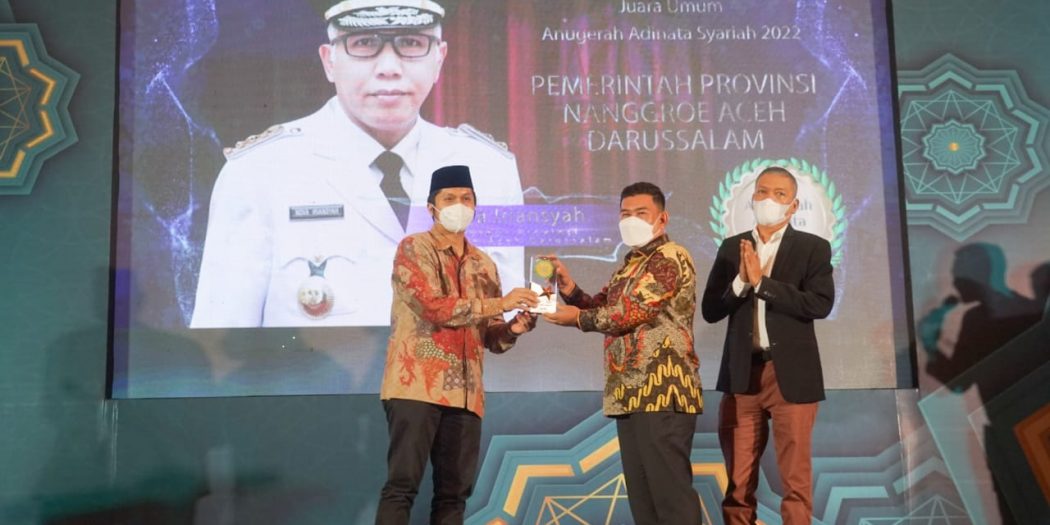 Kepala BPPA, Almuniza Kamal didamping Chairman Infobank Eko B Supriyanto dan Dr Unang Fauzi Lc saat menerima penghargaan Anugerah Adinata Syariah di Kempinski Grand Ball Room Hotel, Jakarta, Kamis, 14 April 2022. (Foto: Humas BPPA)