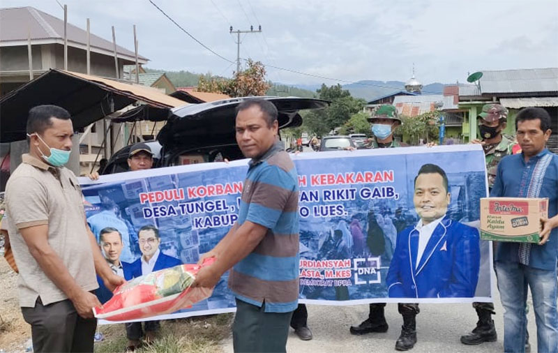 Penyaluran Bantuan Bendahara DPD Demokrat Aceh DNA untuk korban kebakaran di Gayo Lues. (Foto: Ist.)