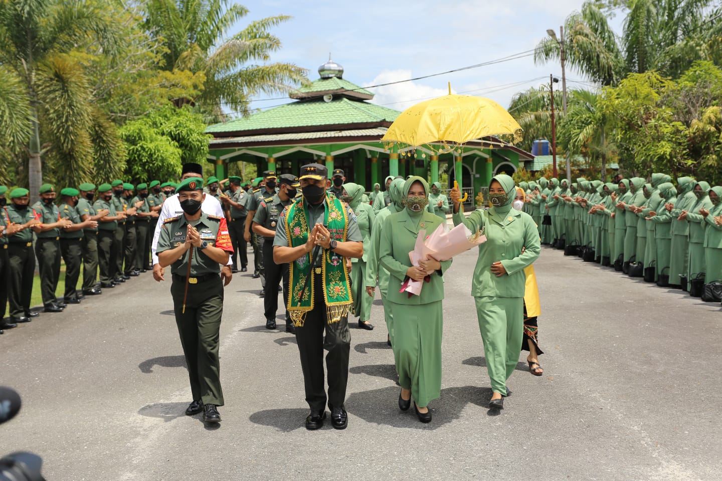 Panglima Kodam Iskandar Muda Mayjen TNI Mohamad Hasan beserta Ketua Persit KCK PD Iskandar Muda Ny. Ririx Hasan melanjutkan rangkaian kegiatan kunjungan kerja di jajaran Korem 012/Teuku Umar dengan mengunjungi prajurit dan anggota Persit Kodim 0109/Aceh Singkil Rabu (27/4/2022).