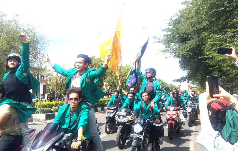 Pelaku aksi mulai padati Gedung DPR Aceh. (Foto: Nukilan.id)