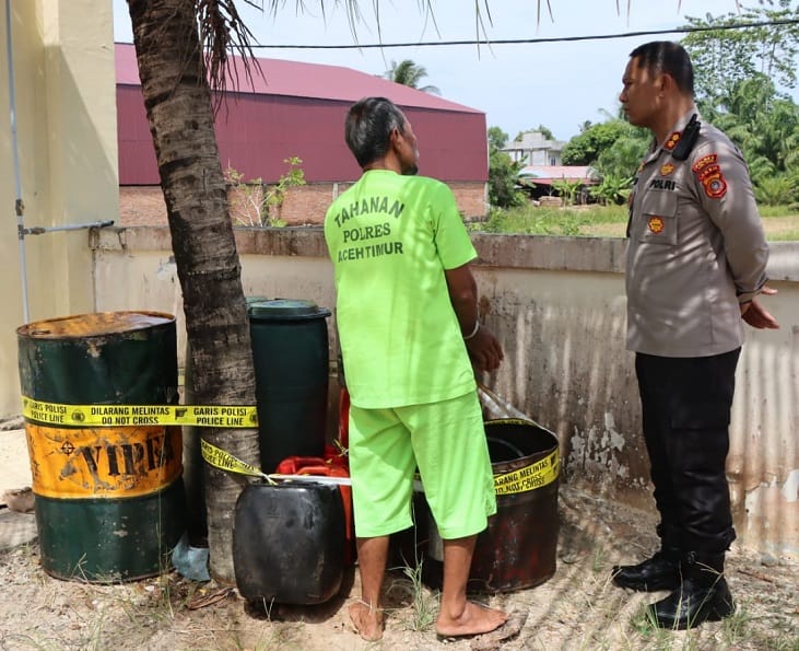 Satreskrim Polres Aceh Timur mengamankan seorang supir berinisial MY (60) yang diduga mengangkut dan menimbun bahan bakar minyak (BBM) bersubsidi jenis solar. (Foto: Dok.Ist)
