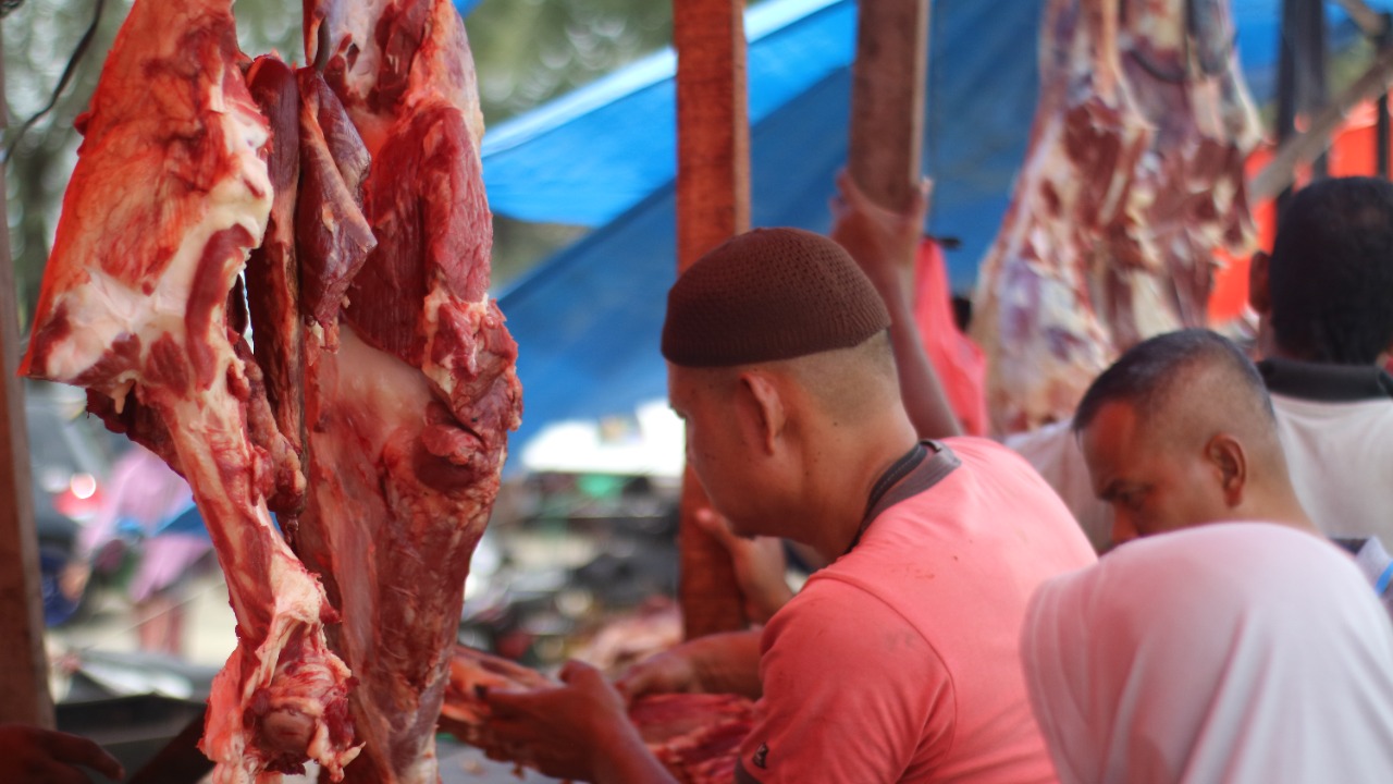 Penjual daging di pasar Al-Mahirah Lamdingin, Banda Aceh. (Foto: Nukilan/Reji)