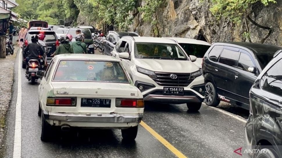 Arus Lalu Lintas di kawasan puncak gunung geurutee Aceh Jaya alami macet panjang. (Foto: Antara)