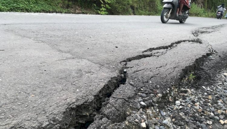 Jalan batas Pidei-Meulaboh yang rusak dan berlobang di beberapa titik, termasuk badan jalan mengalami longsor. (Foto: Dok. GeRAK)