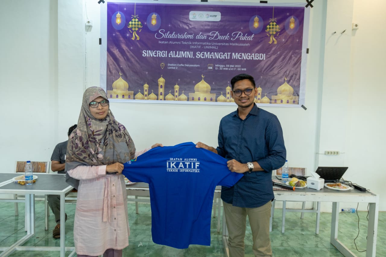 Ketua Program Studi Teknik Informatika Universitas Malikussaleh, Zara Yunizar, S. Kom., M. Kom menyerahkan Baju IKATIF kepada Ketua IKATIF Terpilih Firdaus Noezula. (Foto: Dok. Ist)