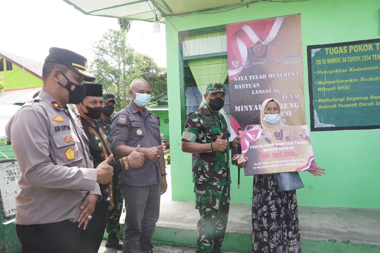 Pangdam IM Serahkan BLT Kepada Masyarakat Kurang Mampu