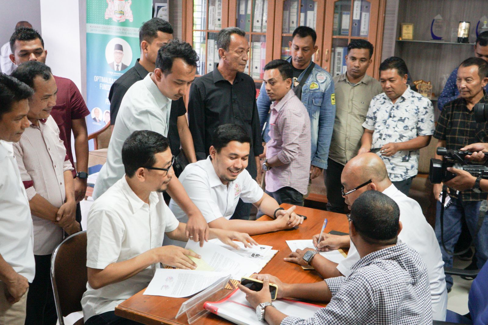 Ditemani oleh tim dan pendukungnya, Pengusaha Muda Aceh, Rizky Syahputra mengembalikan formulir pada panitia SC Musprov di Kantor Kadin Aceh, Jalan Makam Pahlawan, Kota Banda Aceh, Selasa, 24 Mei 2022. (Foto: Ist)