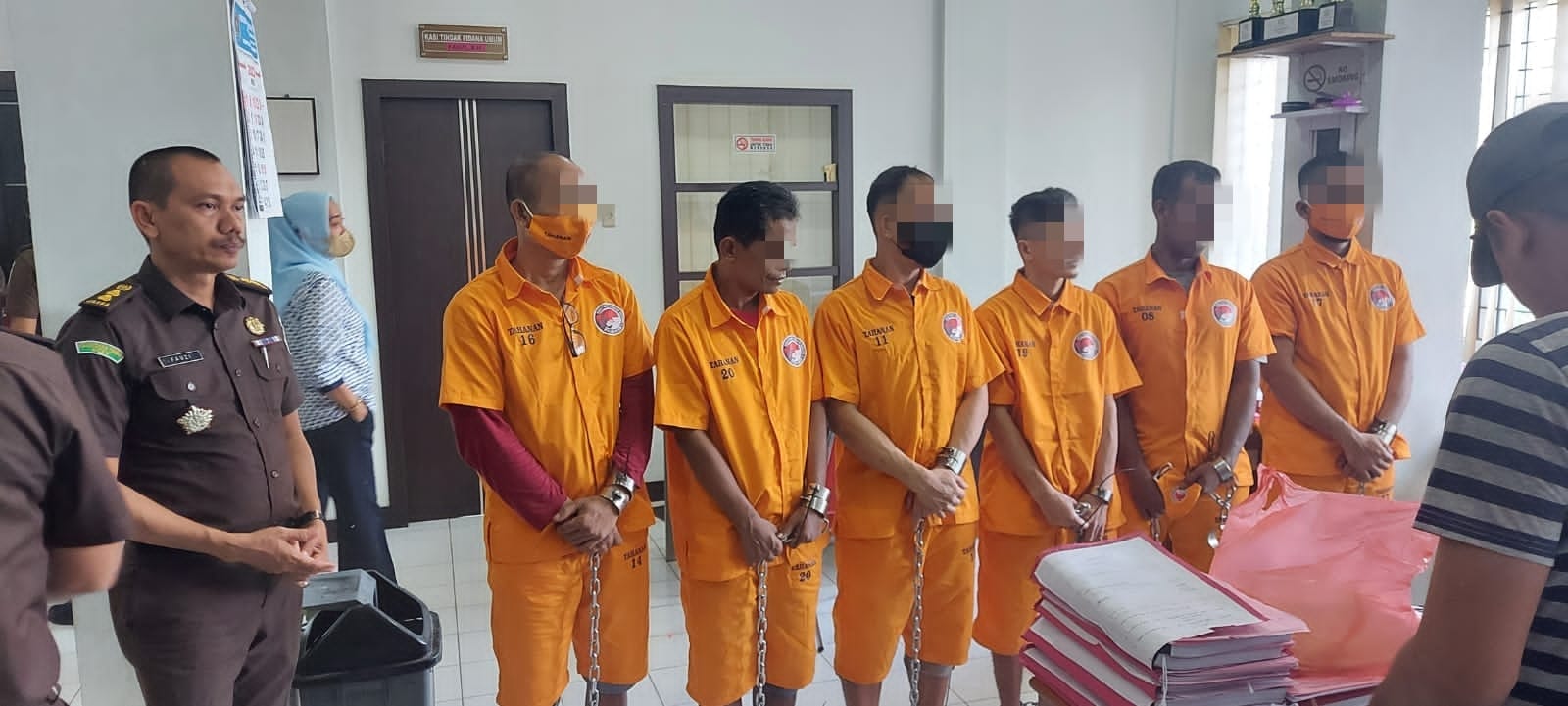 Enam Tersangka Kasus Narkotika beserta Barang Bukti Diserahkan ke Jaksa
