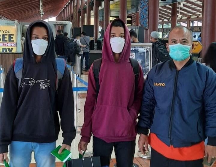 Mujiburrahman dan Muhammad Nazar (tengah) berfoto bersama staf BPPA di Bandara Soekarno-Hatta, Tangerang, Sabtu 28 Mei 2022, sebelum menuju Aceh. (Foto: Humas BPPA)