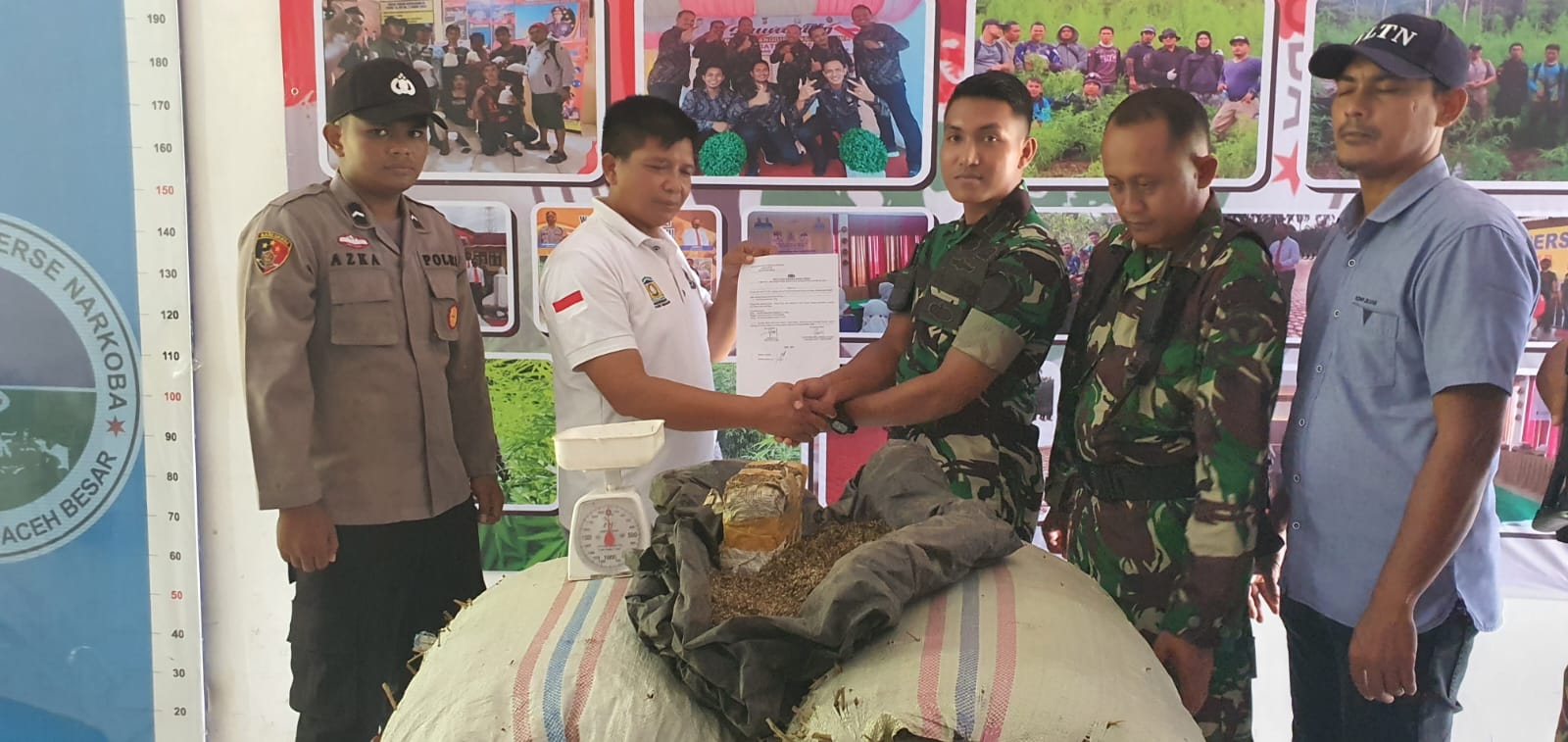 TNI Serahkan Ganja Kering 70 KG ke Polres Aceh Besar