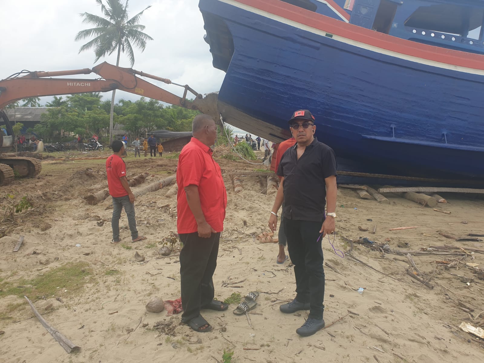 Pengusaha ikan Lampulo Banda Aceh, Abu Bakar alias Cek Baka (kiri) bersama Komandan Satgas Cakra Buana Aceh, Ali Gondrong (kanan). Foto: Dok. Ist.
