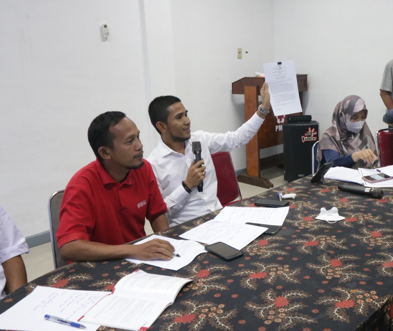 Ketua PMI Kota Banda Aceh, Dedi Sumardi (kanan) didampingi Pengurus Bidang Diklat dan Infokom, Khairul Halim (kiri) saat melakukan konferensi pers di Markas PMI. (Foto: Dok. Ist)