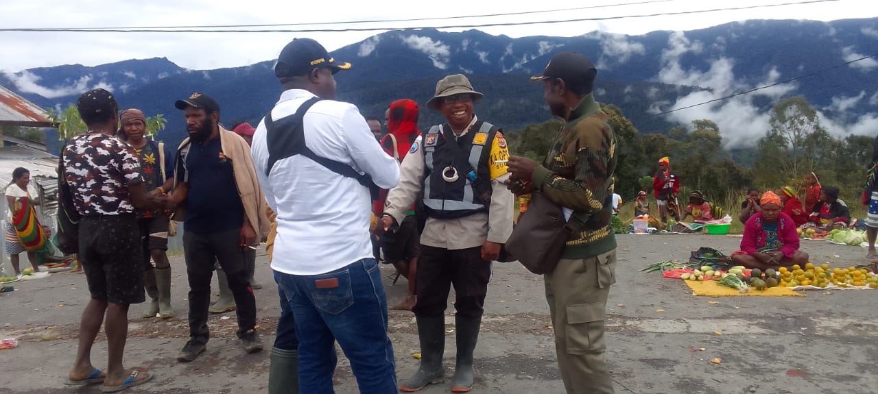 Satgasres Binmas Cartenz Sampaikan Pesan Kamtibmas di Pasar Pagi Yokatapa Sugapa