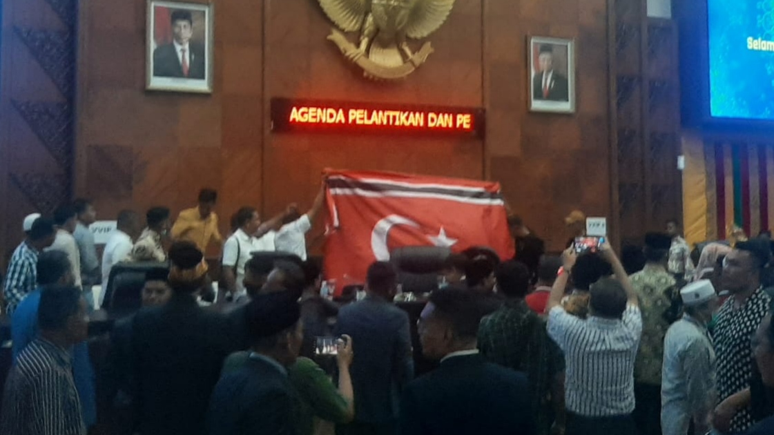 Bendera Bulan Bintang Berkibar Selepas Pelantikan Ketua DPRA