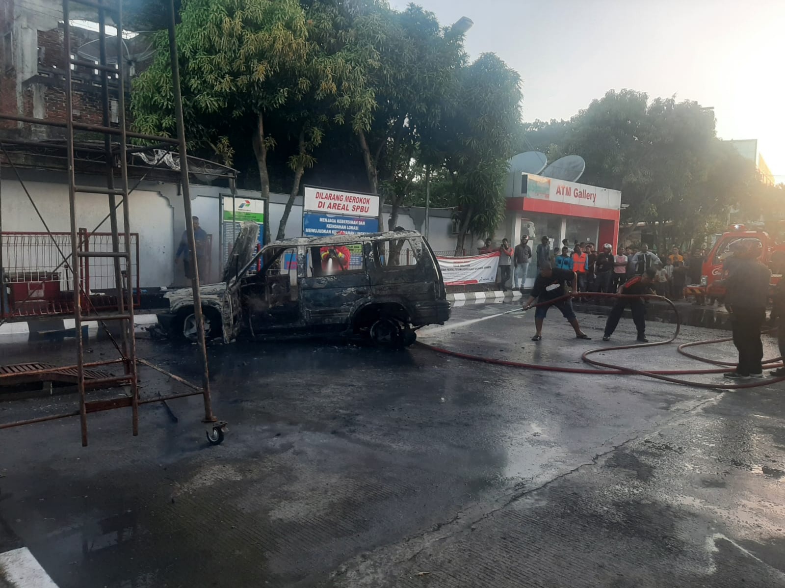Kebakaran Mobil Kijang Fanter di SPBU Batoh Banda Aceh (Foto: Hadiansyah/Nukilan)