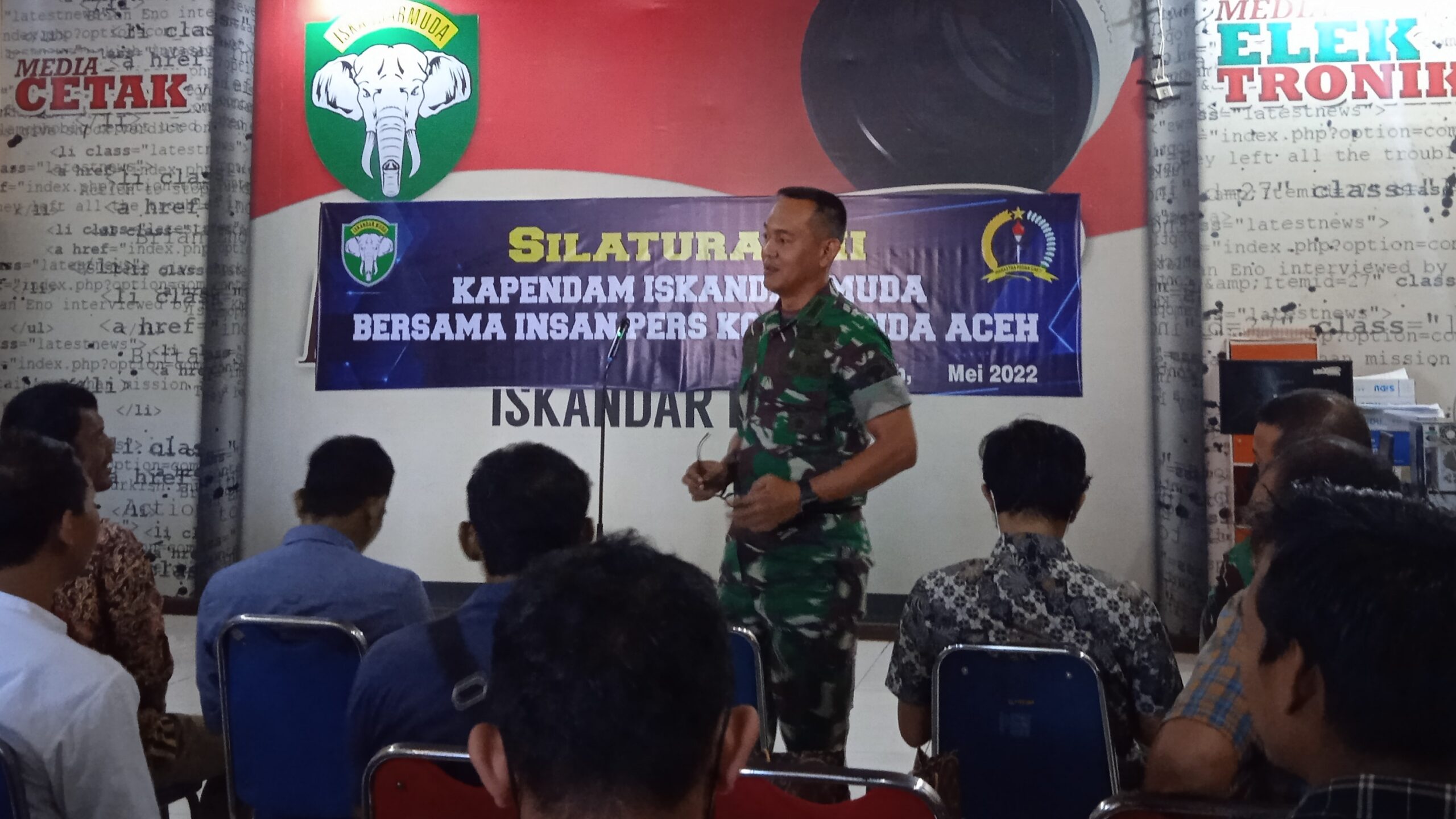 Kapendam IM, Letnan Kolonel Arm Joko Setiyo Kurniawan, M.Si silaturahmi bersama insan pers di Banda Aceh, Jum'at (15/7/2022). Foto: Nukilan/Wanda