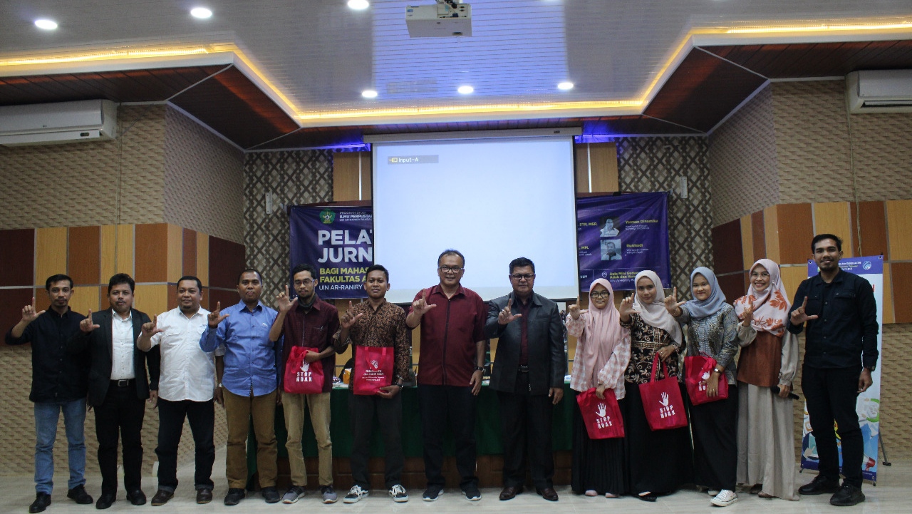 Foto bersama Narasumber dan peserta aktif disela-sela  pembagian souvenir