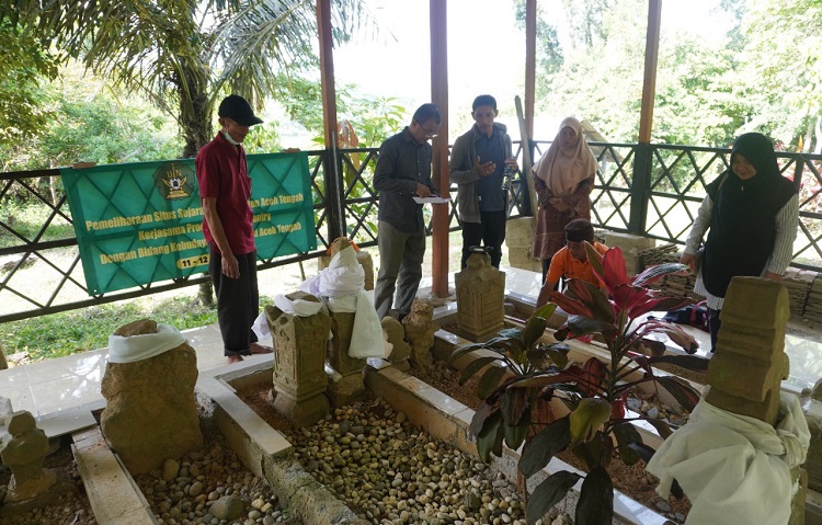 Aktivitas dosen prodi SKI UIN Ar-Raniry Banda Aceh di kompleks Makam Reje Linge di Buntul Linge, Kecamatan Linge, Kabupaten Aceh Tengah.