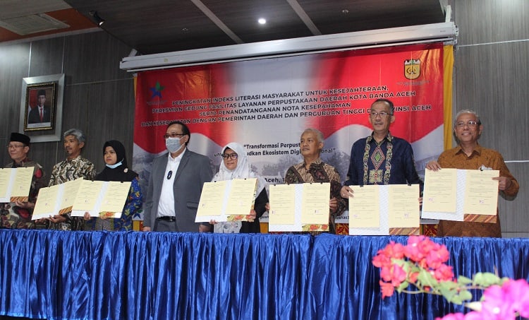 Wakil Rektor Bidang Akademik Universitas Teuku Umar, Dr Ir Alfizar DAA mewakili Rektor UTU saat penandatangan nota kesepahaman dengan Perpustakaan Nasional RI, (Foto: Dok.Ist)