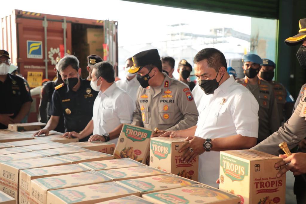 Penyelundupan delapan kontainer berisikan minyak goreng siap ekspor dari Jawa Timur ke Negara Timor Leste. (Foto: Dok.Ist)