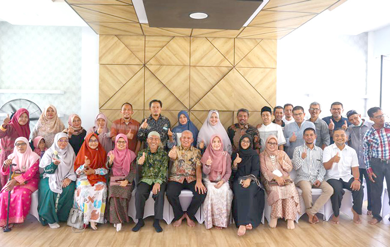 Sekda Aceh Terima Silaturahmi Alum Madrasah Diniyah Darussalam. (Foto: Humas)