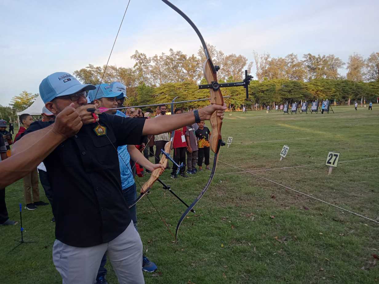 Kadispora Aceh, Dedy Yuswadi, AP (tengah kaos biru) didampingi Waketum II KONI Aceh, Faisal Saifuddin, melakukan bidikan kehormatan tanda dimulainya Indonesia Open/Sirnas Stage I di lapangan Tugu, Darussalam, Banda Aceh, Minggu (22/5/2022).