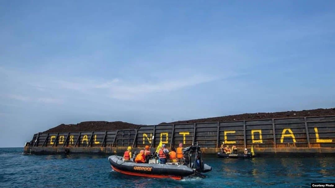 Aktivis Greenpeace menulis Coral not Coal di lambung tongkang batubara di Karimunjawa, sebagai ilustrasi. (Foto: Greenpeace Indonesia)