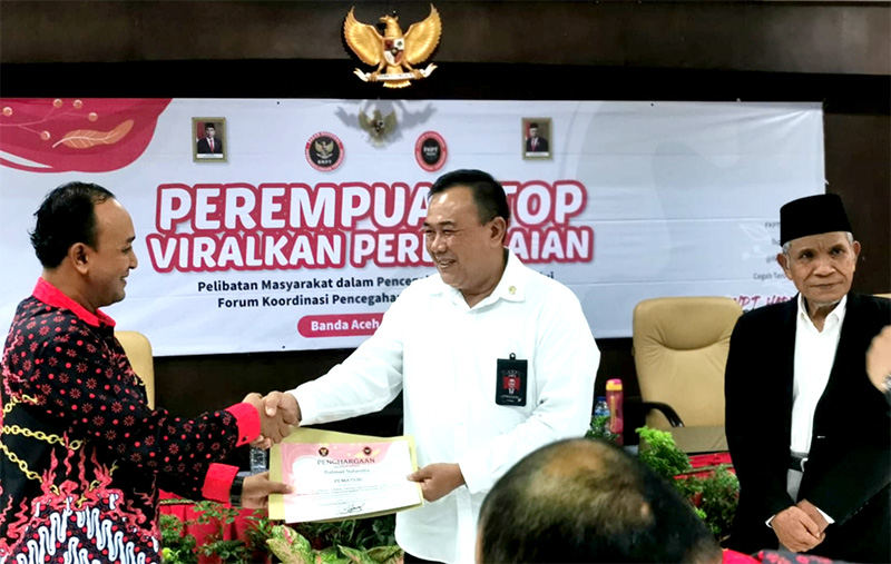 Ketua FKPT Aceh Dr Mukhlisuddin Ilyas menyerahkan piagam kepada Kasubdit Pemberdayaan Masyarakat BNPT Kolonel (Czi.) Rahmad Suhendro. (Foto: Nukilan.id)